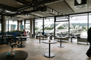 Cafeteria mit Stehtischen